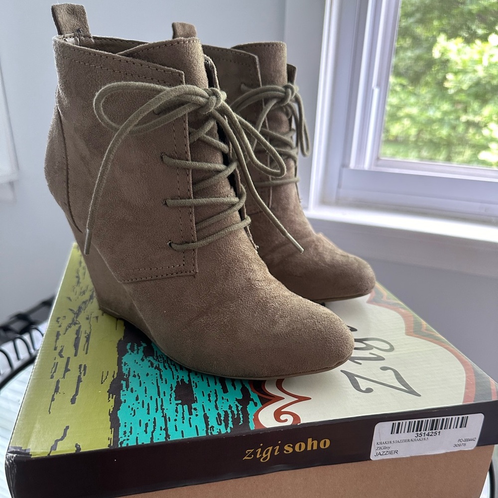 Zigi Soho Taupe Lace Up Wedge Suede Bootie Size 8.5